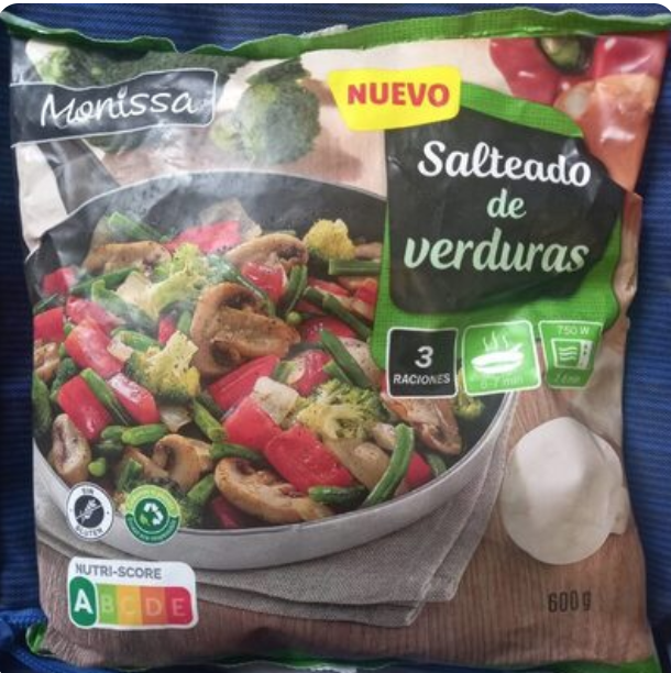 Salteado de verduras con salchichas de pollo y guisantes.